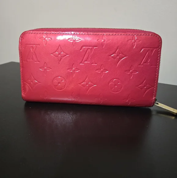 HTF!! Authentic Louis Vuitton pink vernis leather zip wallet in good condition Wallets